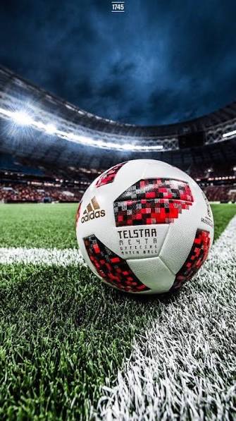 لاعب كرة قدم شاب أثناء التدريب على أرضية الملعب